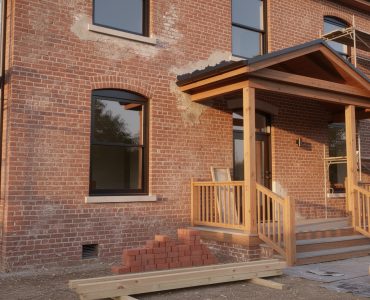 découvrez comment rénover une maison en brique rouge des années 1900 en alliant charme d'époque et modernité pour un intérieur confortable et élégant.
