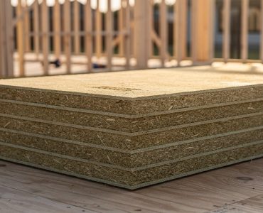Panneaux de fibre de bois empilés sur un chantier d isolation en ossature bois
